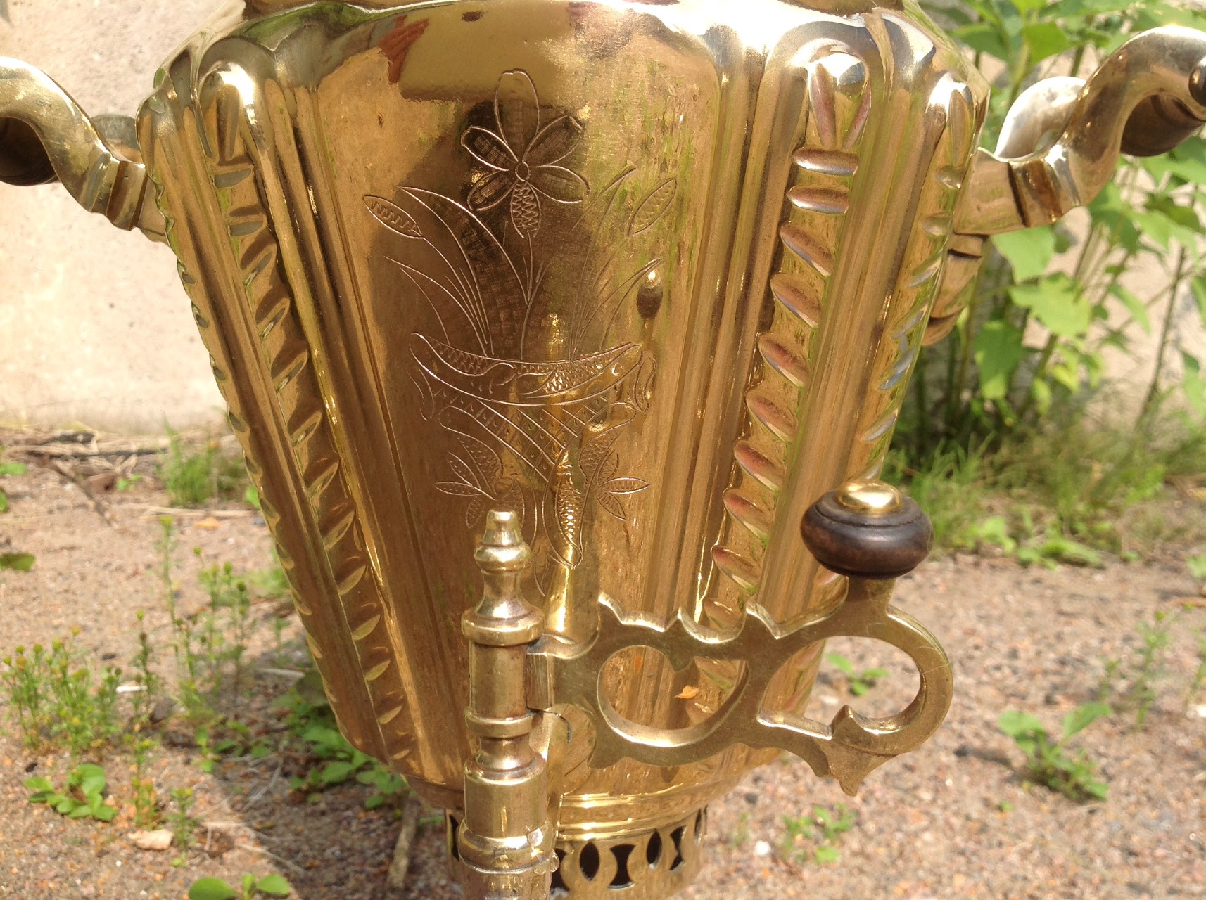 The middle part of the samovar